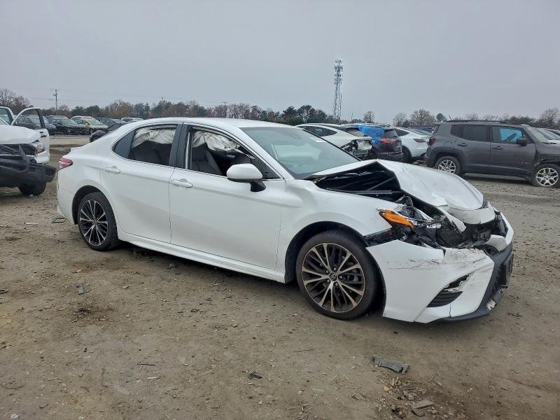 2020 Toyota Camry, SE 4